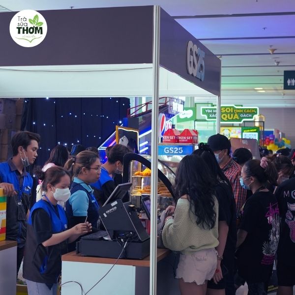 Trà sữa thơm là nhà sản xuất cung cấp cho GS25 thương hiệu cửa hàng tiện lợi nổi tiếng ở Hàn Quốc Trà sữa thơm là nhà sản xuất cung cấp cho GS25 thương hiệu cửa hàng tiện lợi nổi tiếng ở Hàn Quốc